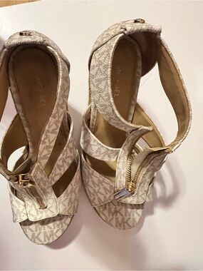 MICHAEL Michael Kors Cream Logo Platform Sandals with Gold Zipper Detail